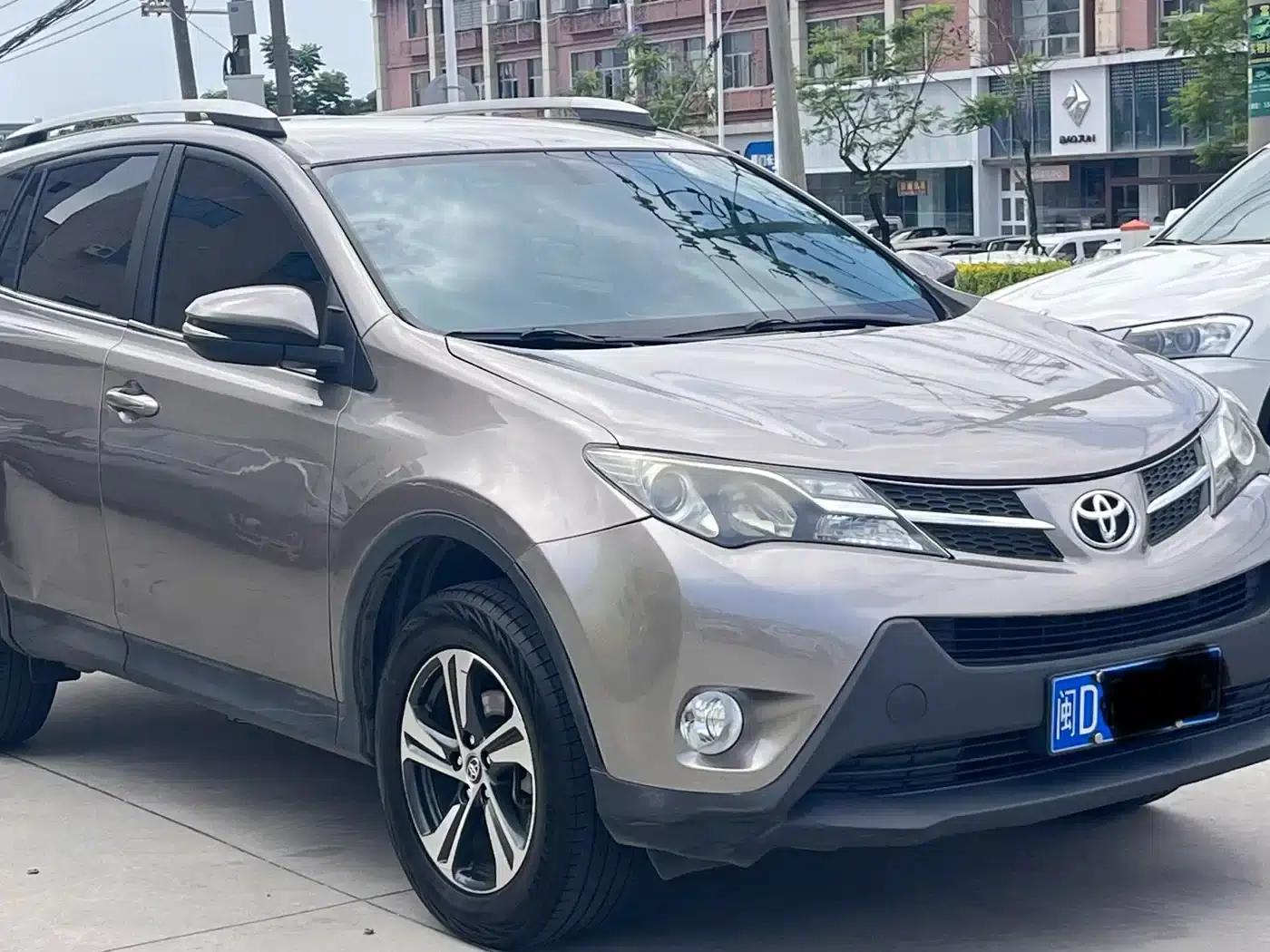 2015 RAV4 2.0L CVT 2WD Urban Edition — миниатюра 3