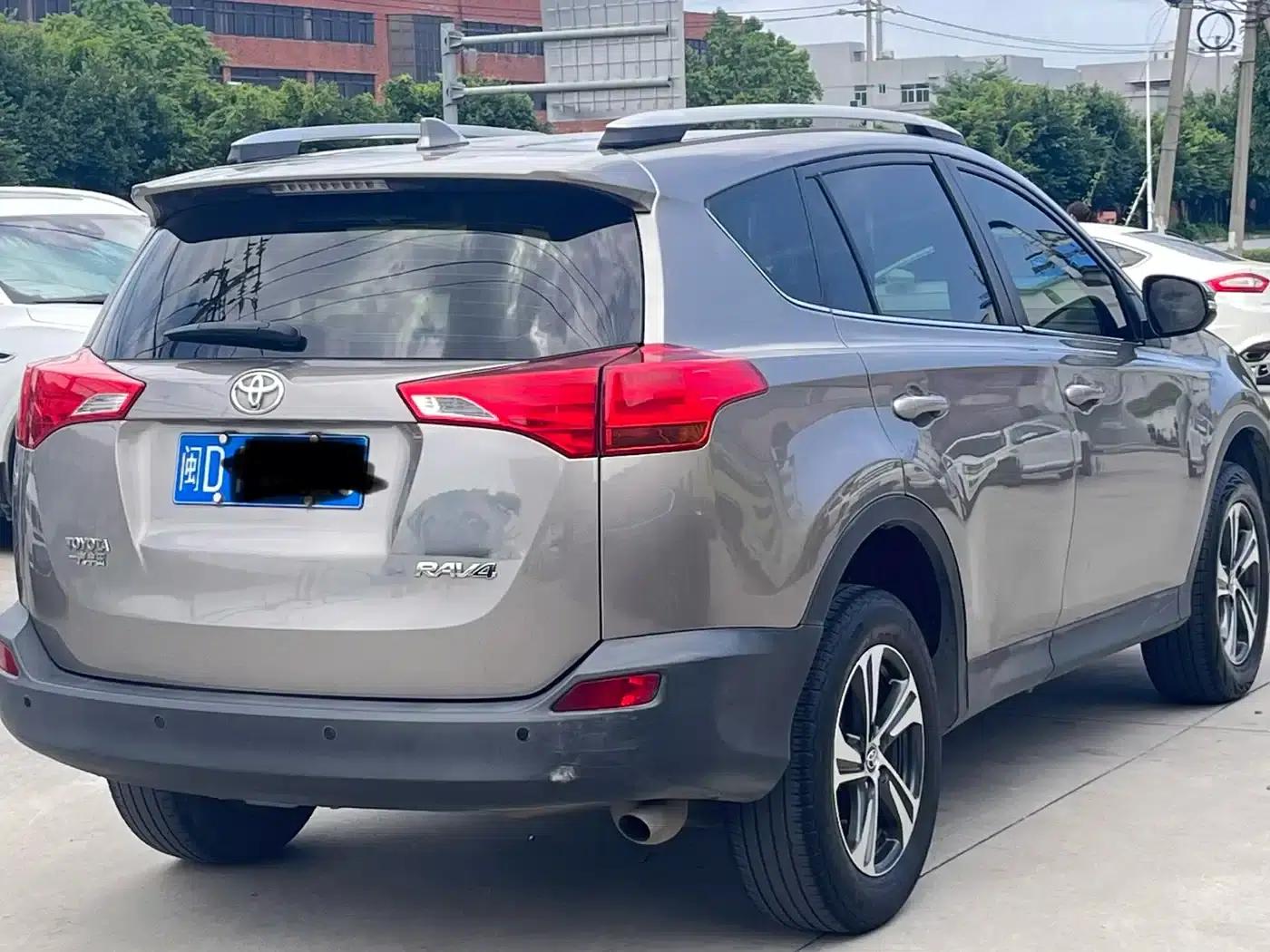 2015 RAV4 2.0L CVT 2WD Urban Edition — миниатюра 4