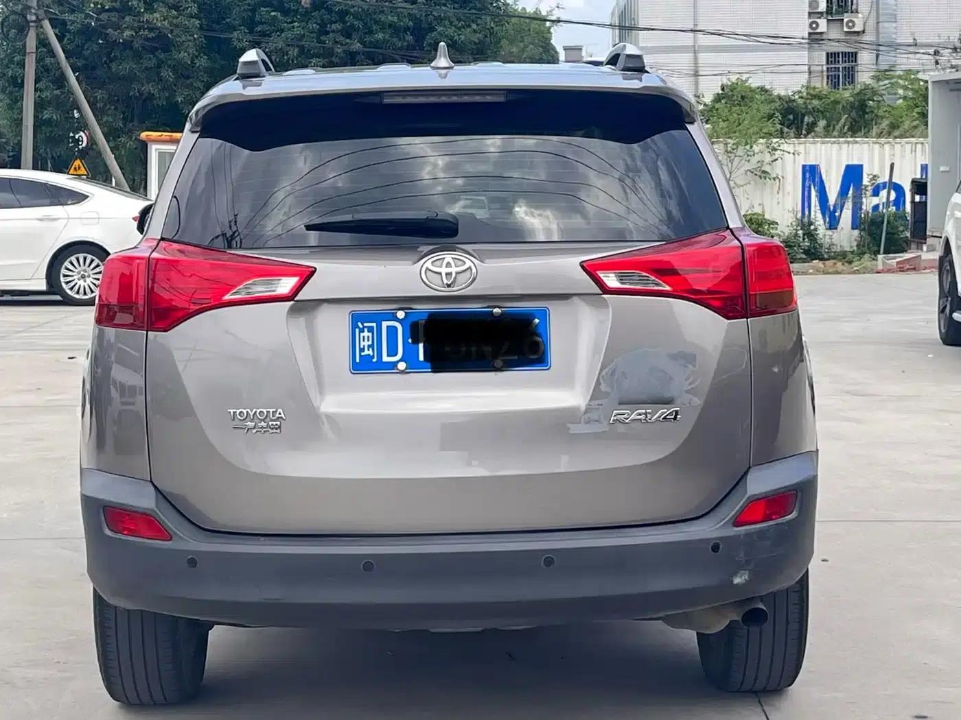 2015 RAV4 2.0L CVT 2WD Urban Edition — миниатюра 5