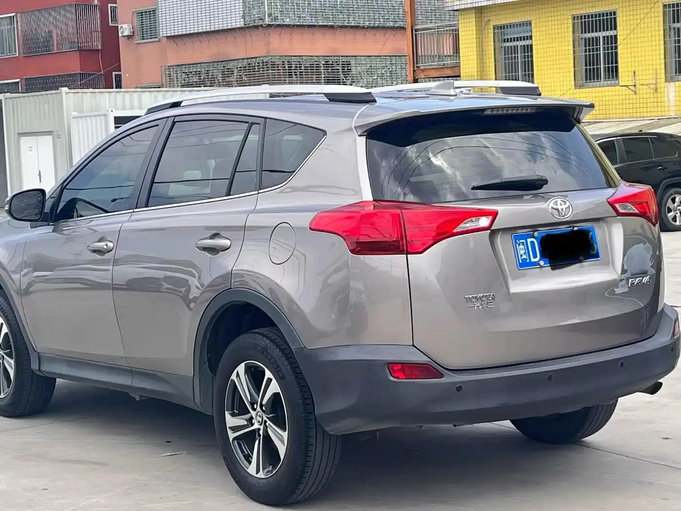 2015 RAV4 2.0L CVT 2WD Urban Edition — миниатюра 6
