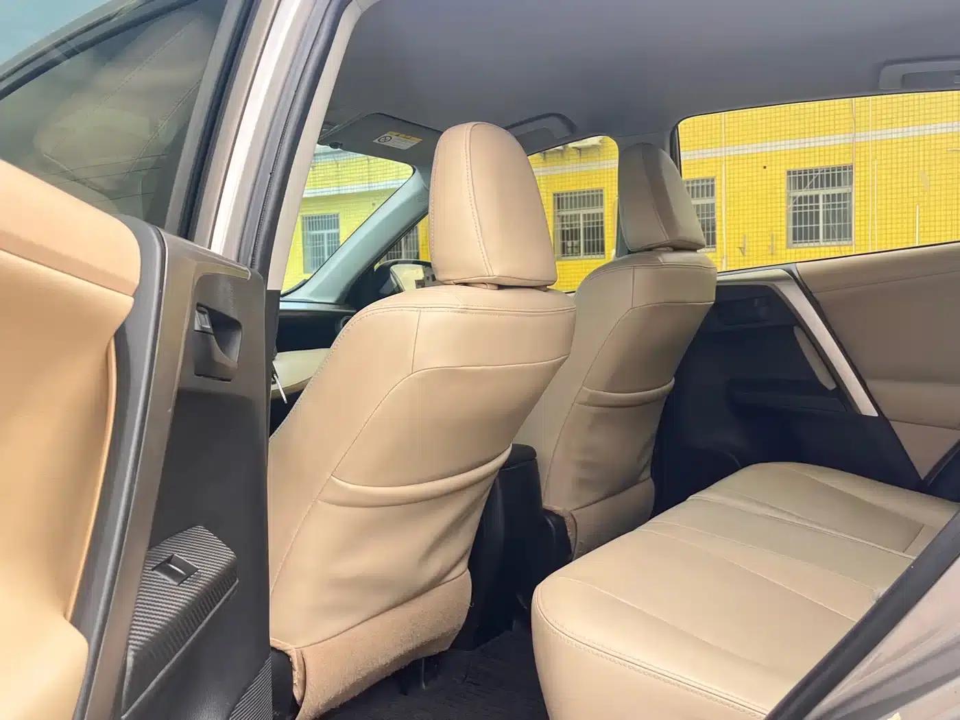 2015 RAV4 2.0L CVT 2WD Urban Edition — миниатюра 7