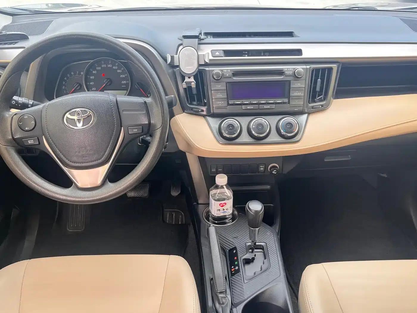 2015 RAV4 2.0L CVT 2WD Urban Edition — миниатюра 8