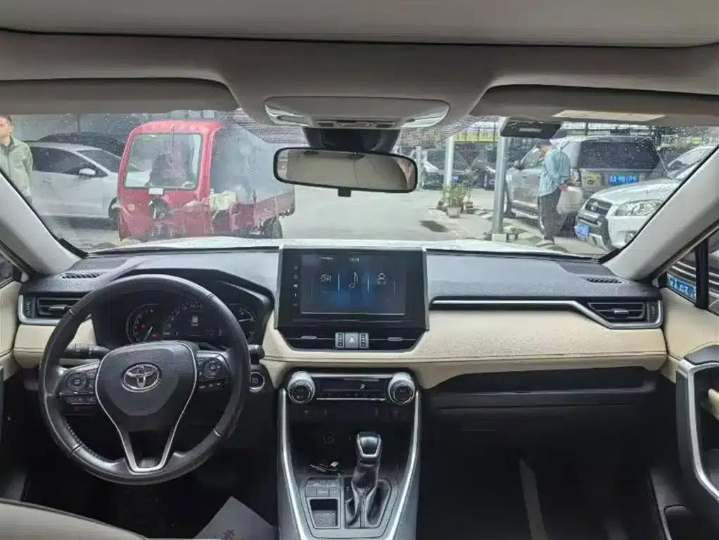 2020 RAV4 2.0L CVT 2WD Premium Edition — миниатюра 4