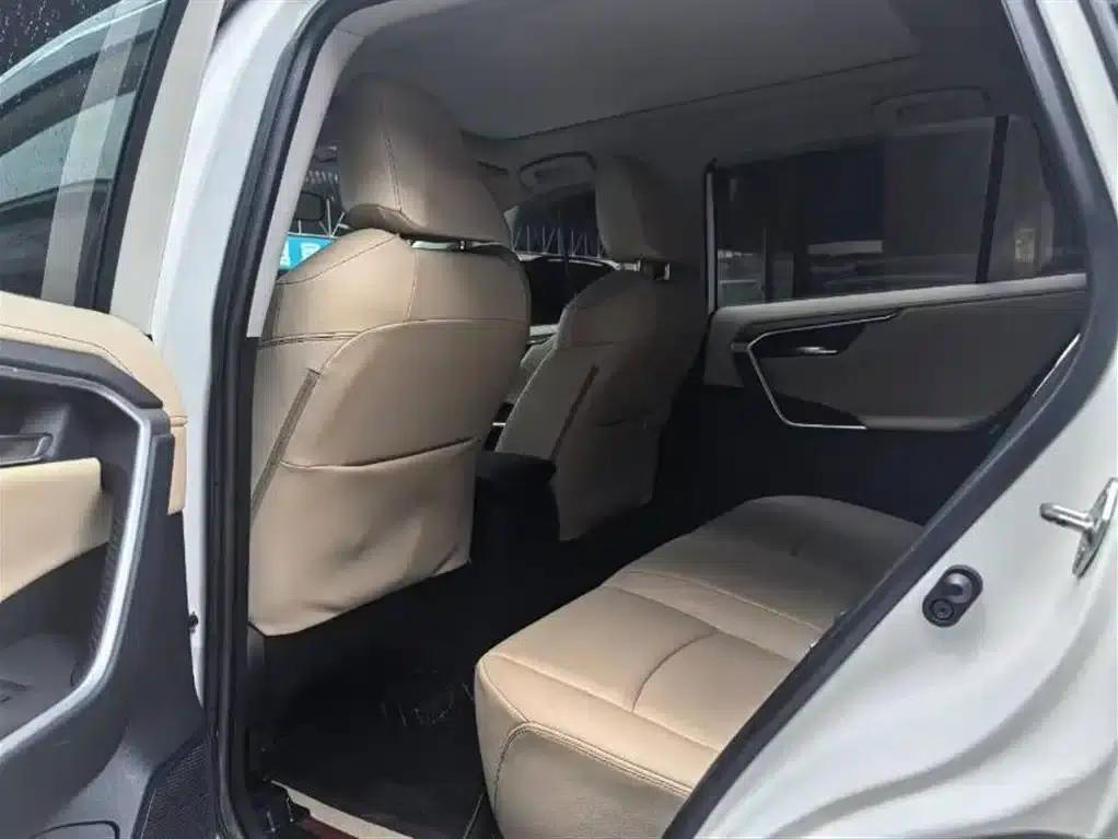 2020 RAV4 2.0L CVT 2WD Premium Edition — миниатюра 6