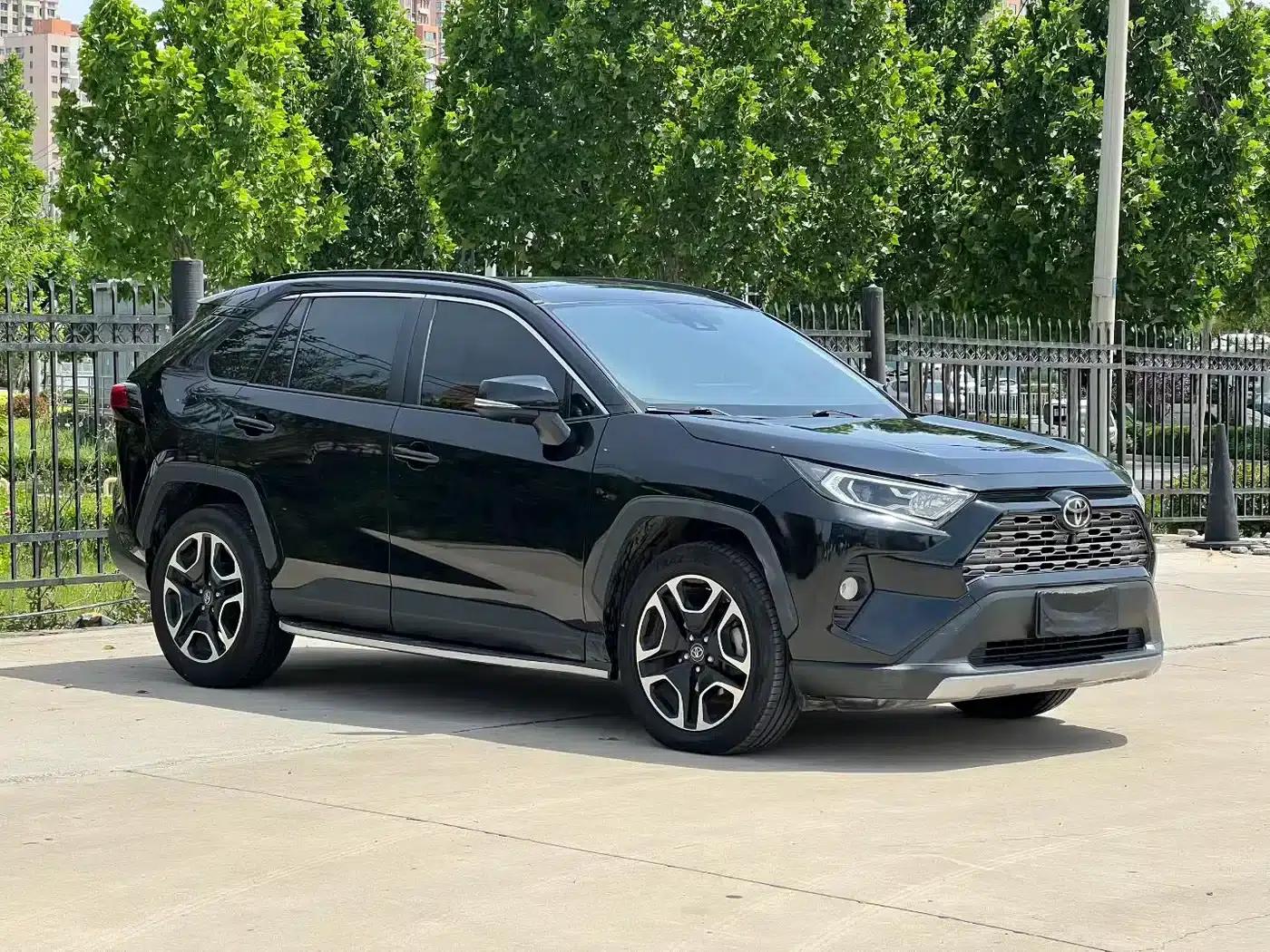 2020 RAV4 2.0L CVT 2WD Premium Edition — миниатюра 3