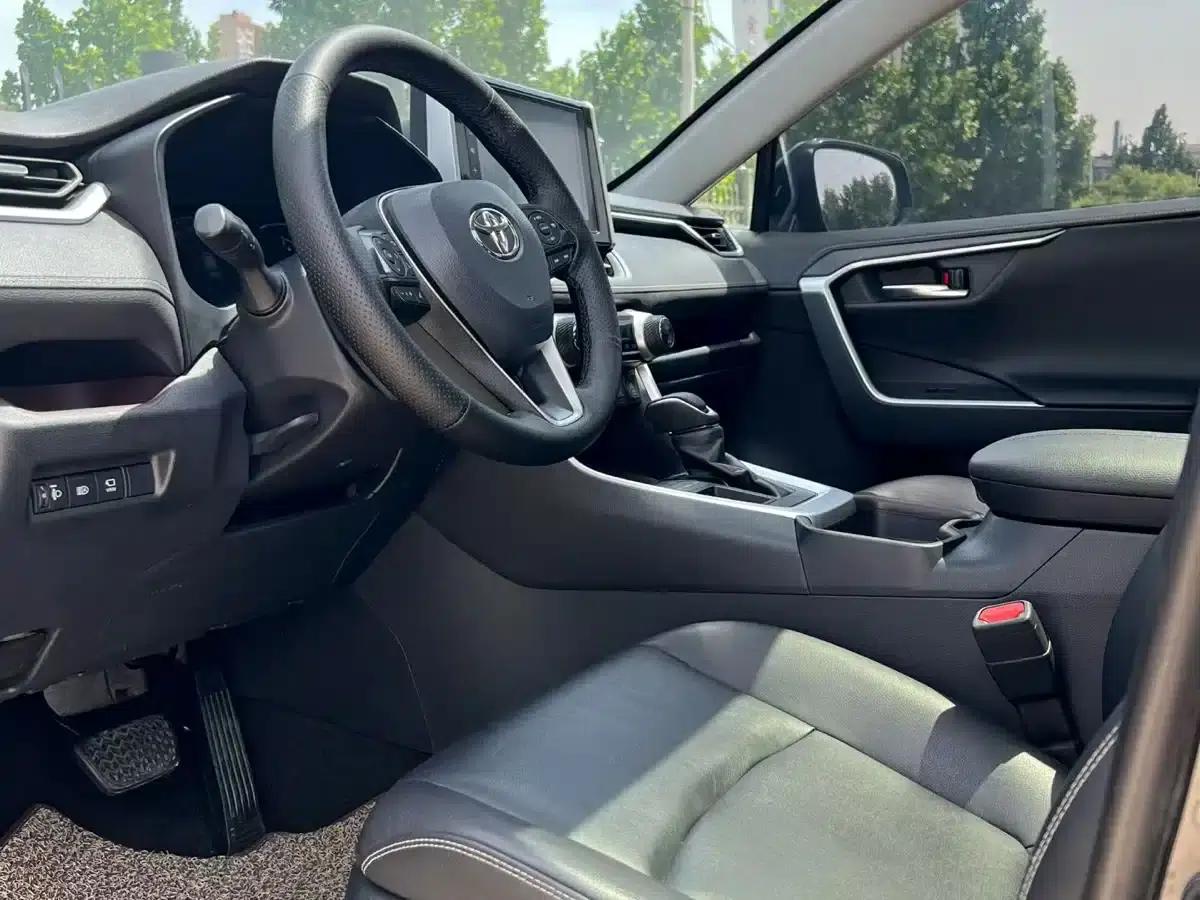 2020 RAV4 2.0L CVT 2WD Premium Edition — миниатюра 4