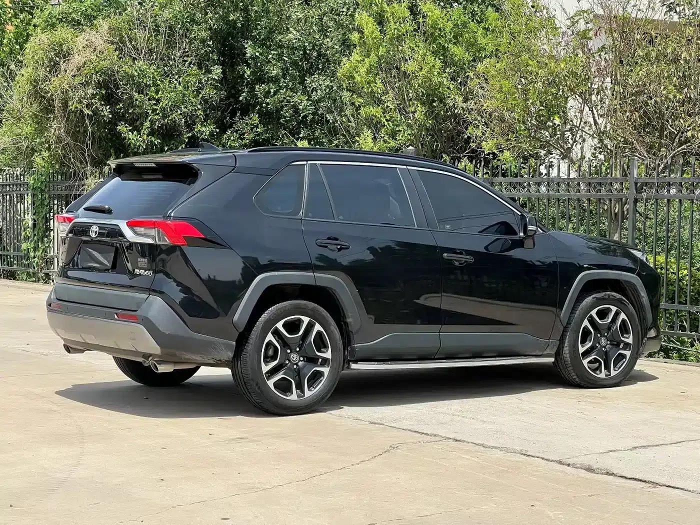 2020 RAV4 2.0L CVT 2WD Premium Edition — миниатюра 7