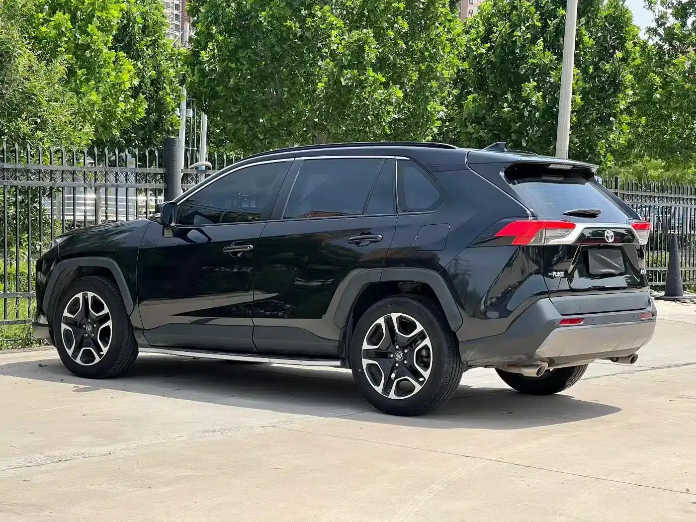 2020 RAV4 2.0L CVT 2WD Premium Edition — миниатюра 9