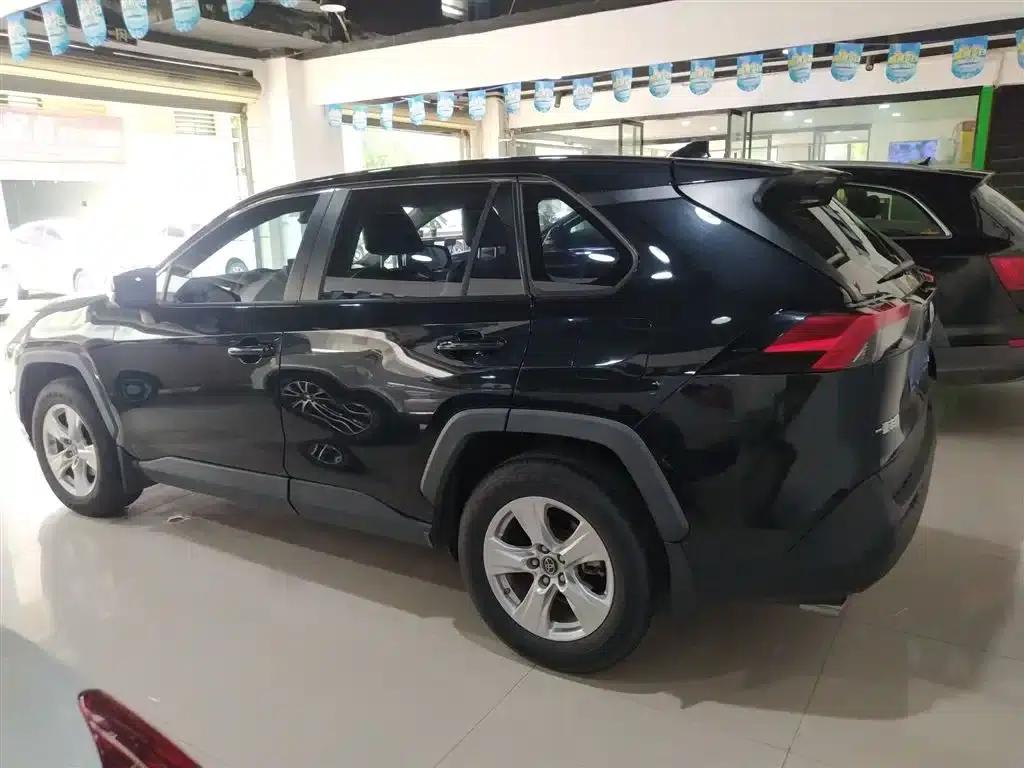 2021 Toyota RAV4 2.0L CVT 2WD Urban Edition — миниатюра 3