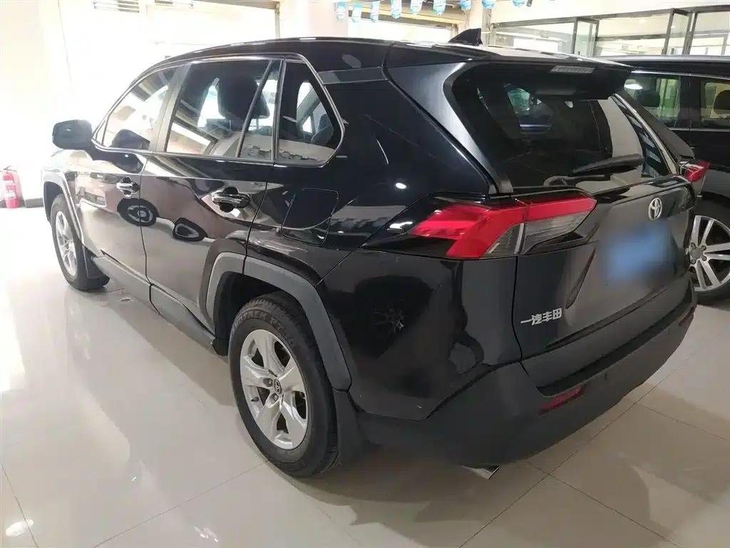 2021 Toyota RAV4 2.0L CVT 2WD Urban Edition — миниатюра 4