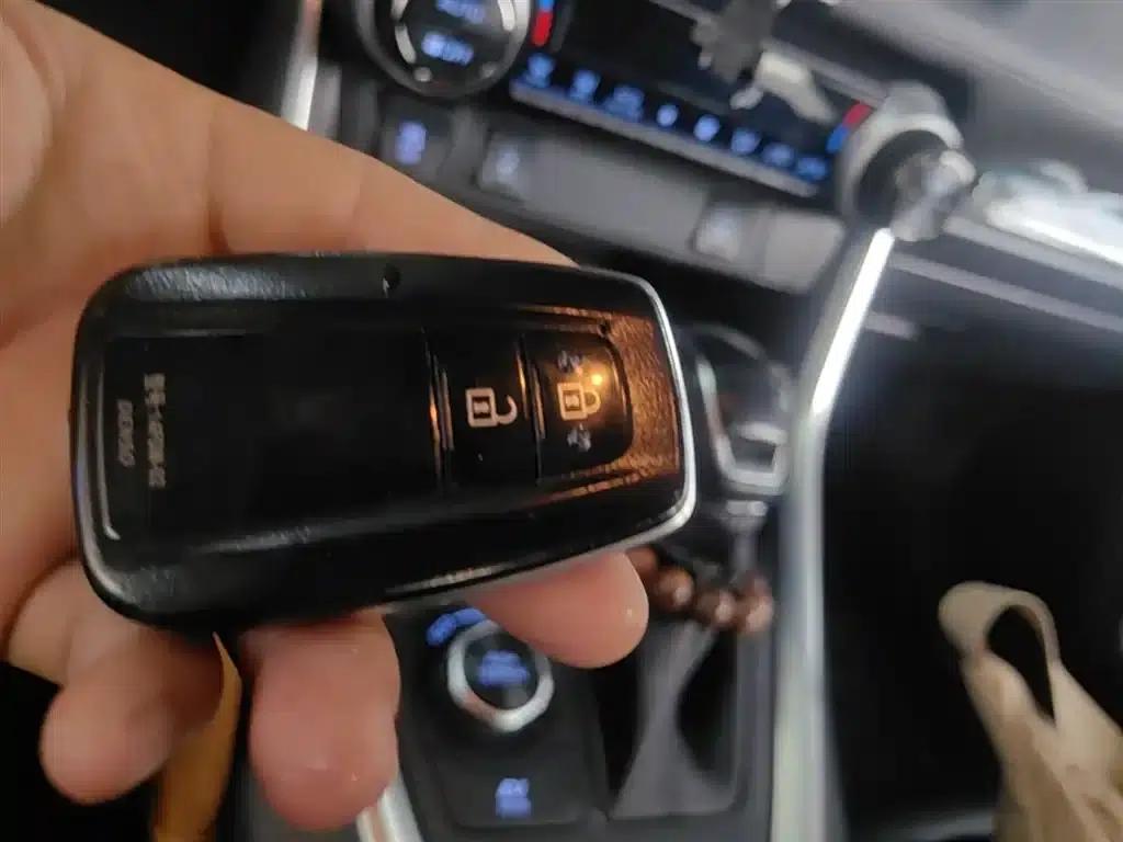RAV4 2020 Hybrid 2.5L E-CVT AWD Elite PLUS Edition — миниатюра 15