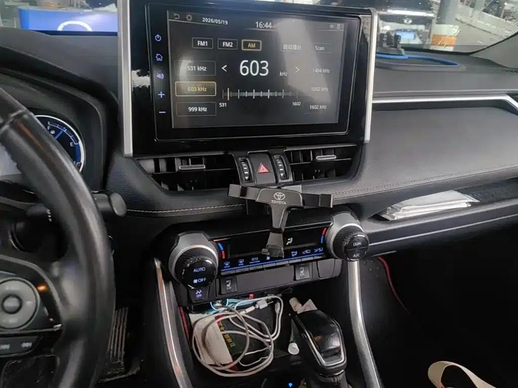 RAV4 2020 Hybrid 2.5L E-CVT AWD Elite PLUS Edition — миниатюра 20