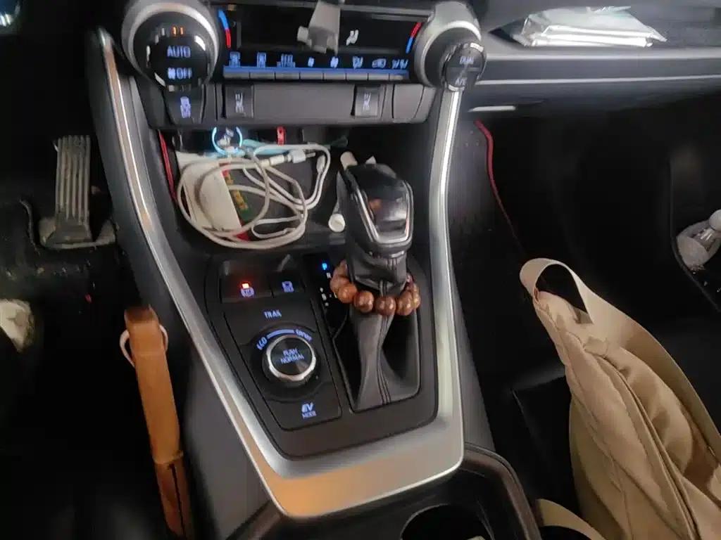 RAV4 2020 Hybrid 2.5L E-CVT AWD Elite PLUS Edition — миниатюра 21
