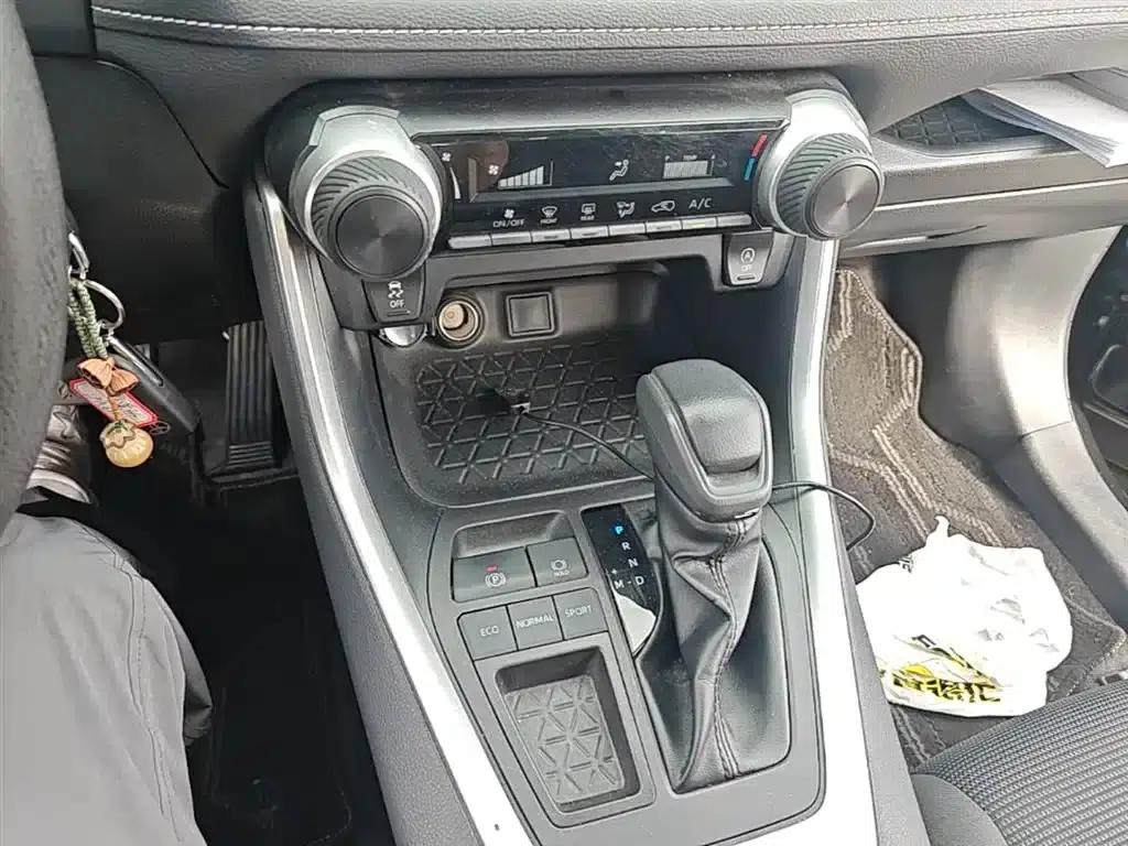 2022 Toyota RAV4 2.0L CVT 2WD Urban Edition — миниатюра 14