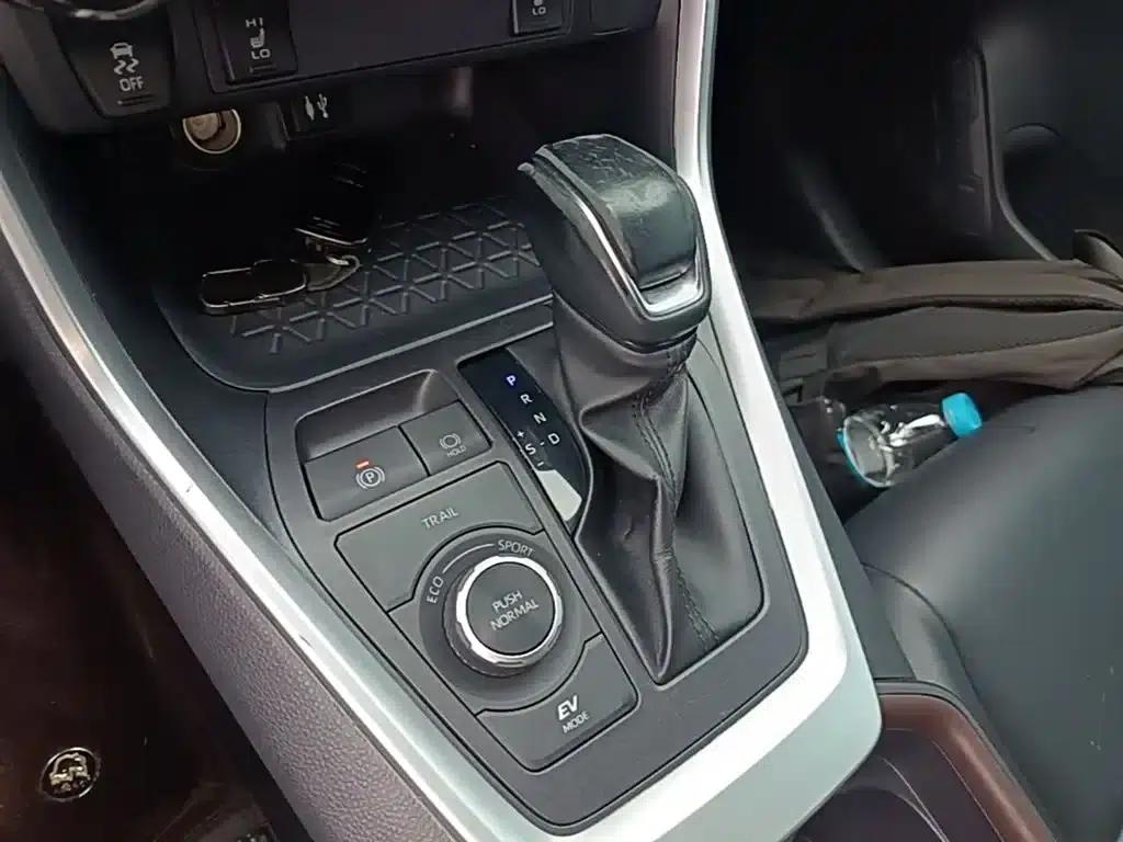 RAV4 2021 Facelift Hybrid 2.5L E-CVT AWD Elite PLUS Edition — миниатюра 14