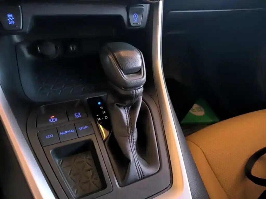 RAV4 2020 2.0L CVT 2WD Fashion Edition — миниатюра 14