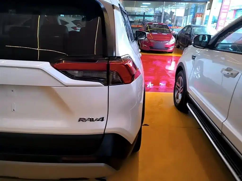 RAV4 2020 2.0L CVT 2WD Fashion Edition — миниатюра 8