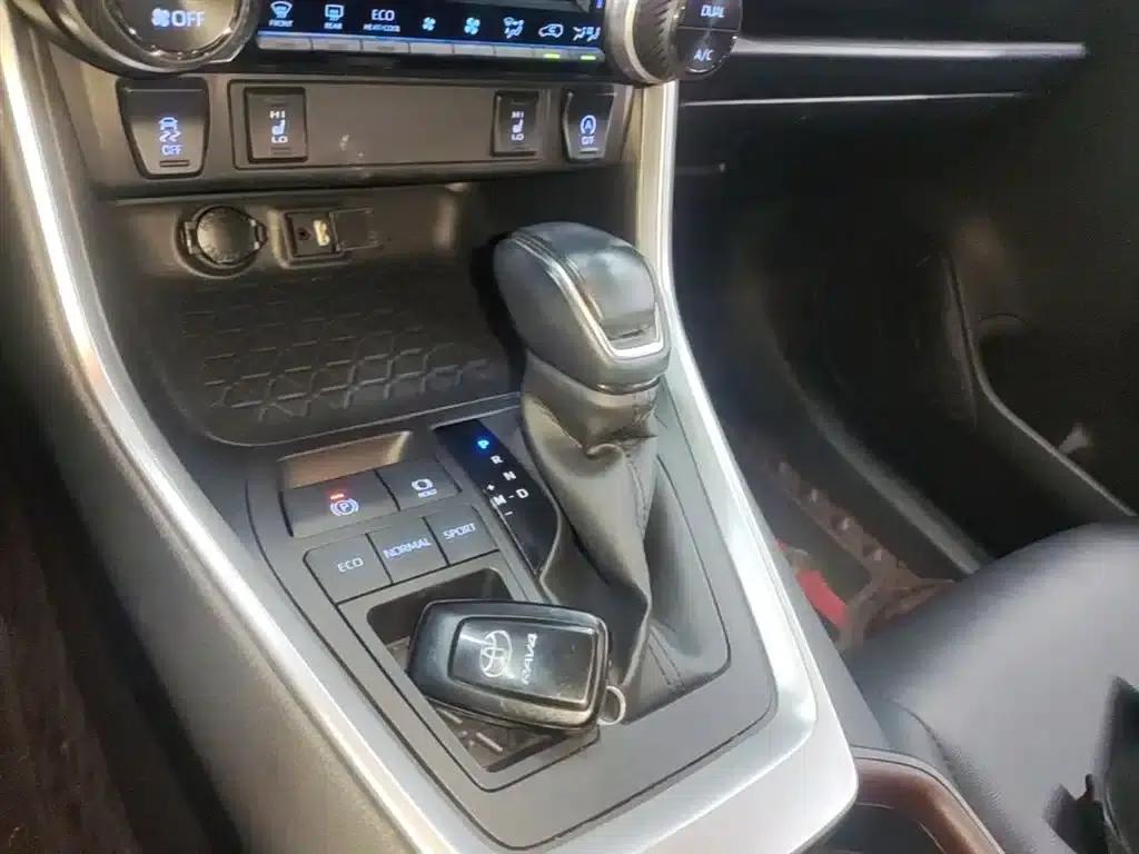 RAV4 2021 2.0L CVT 2WD Fashion Plus Edition — миниатюра 14