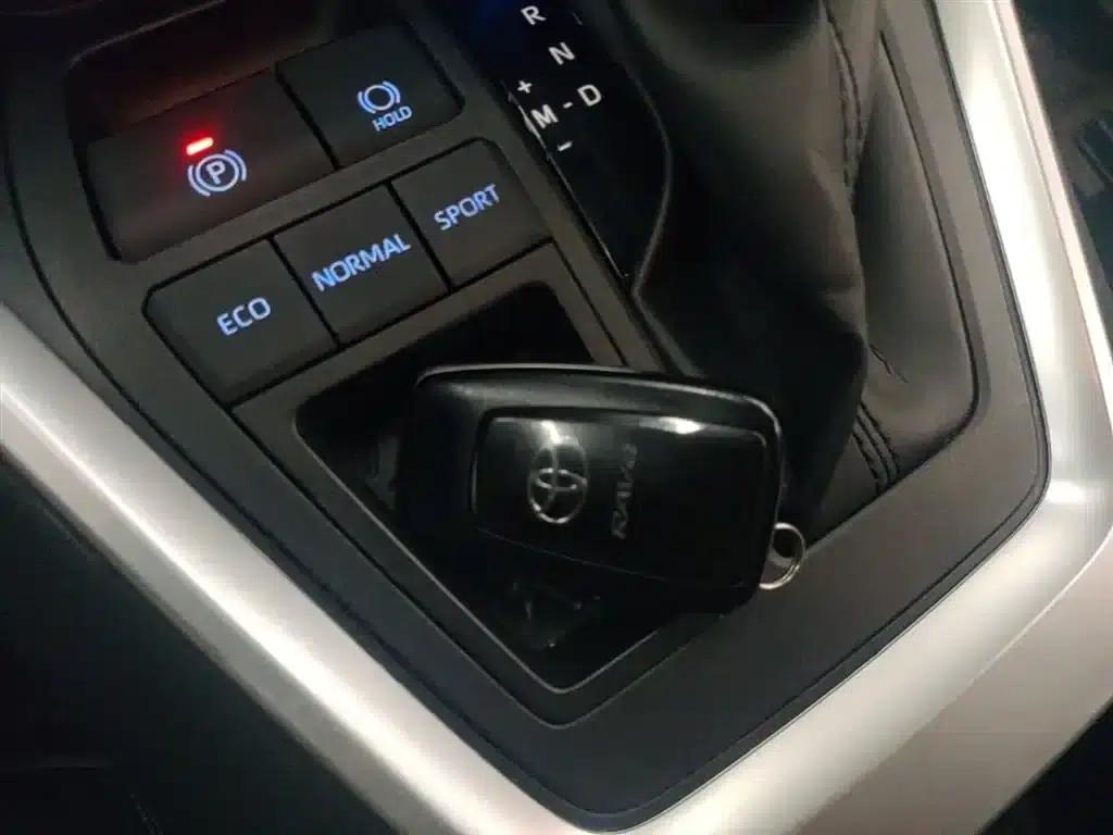 RAV4 2021 2.0L CVT 2WD Fashion Plus Edition — миниатюра 9