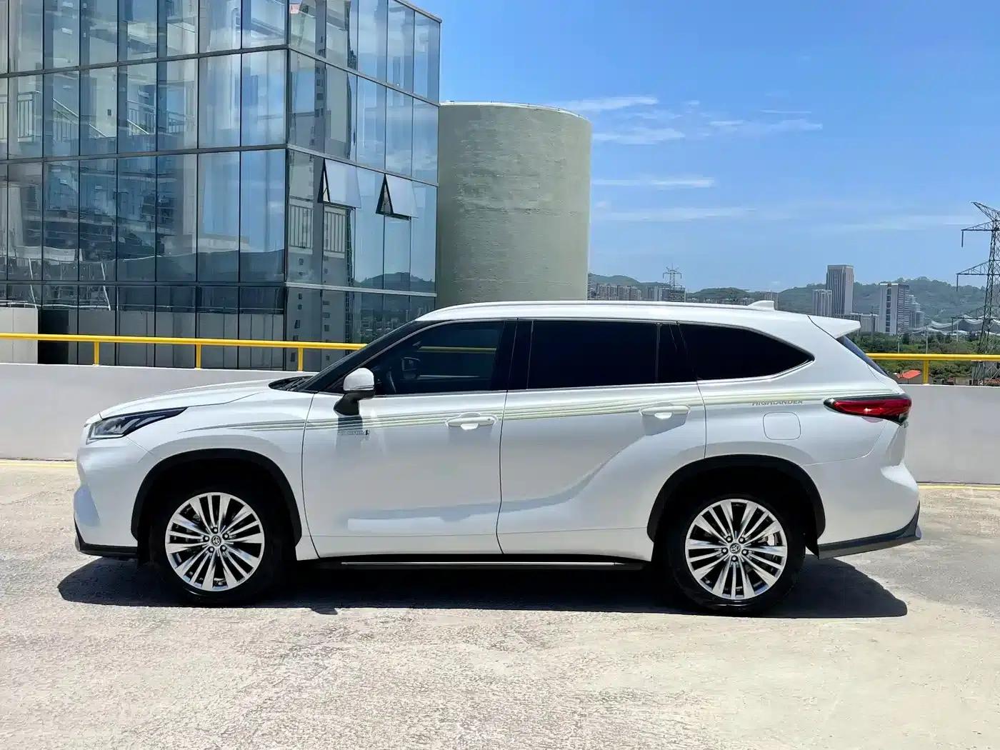 2022 Toyota Highlander Hybrid 2.5L 2WD Premium Edition 7-Seater — миниатюра 4