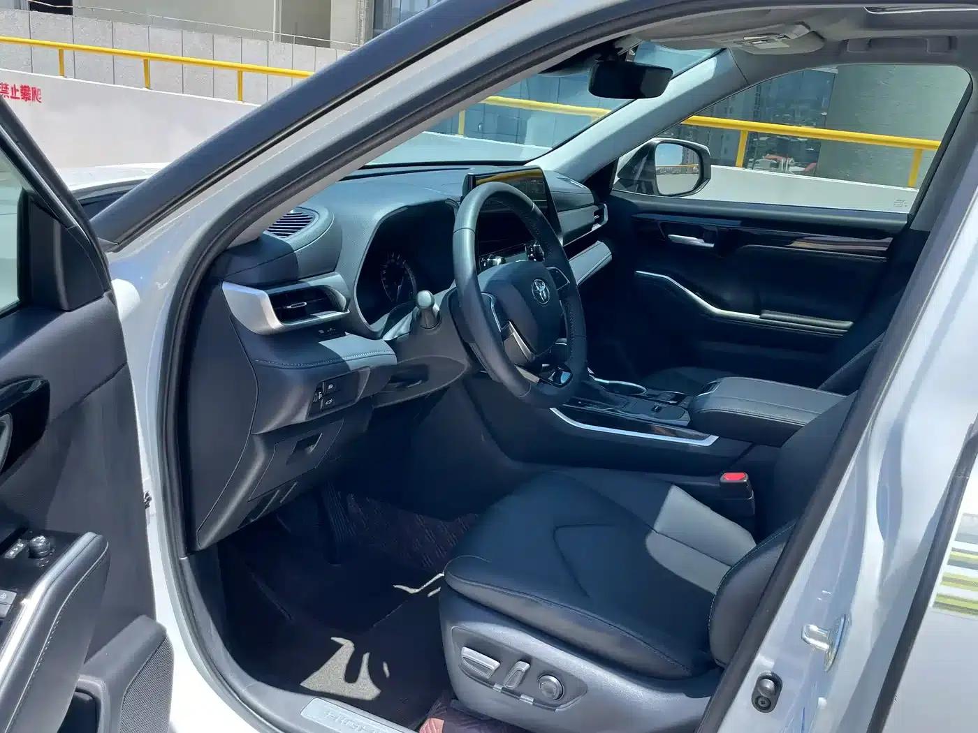 2022 Toyota Highlander Hybrid 2.5L 2WD Premium Edition 7-Seater — миниатюра 5