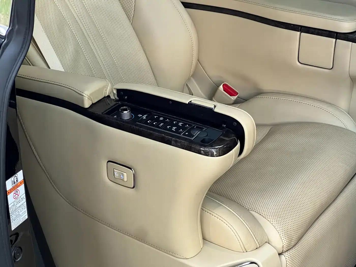 2019 Alphard Hybrid 2.5L HV Premium Edition — миниатюра 16