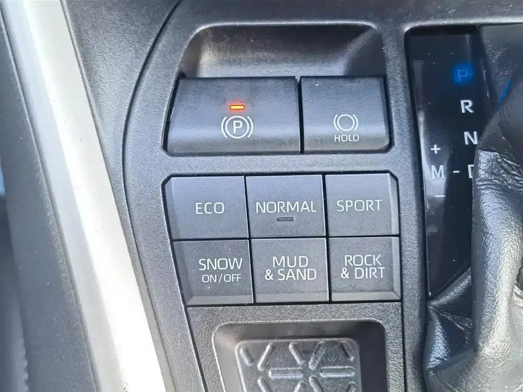 2022 Toyota RAV4 2.0L CVT 4WD Luxury Edition — миниатюра 16