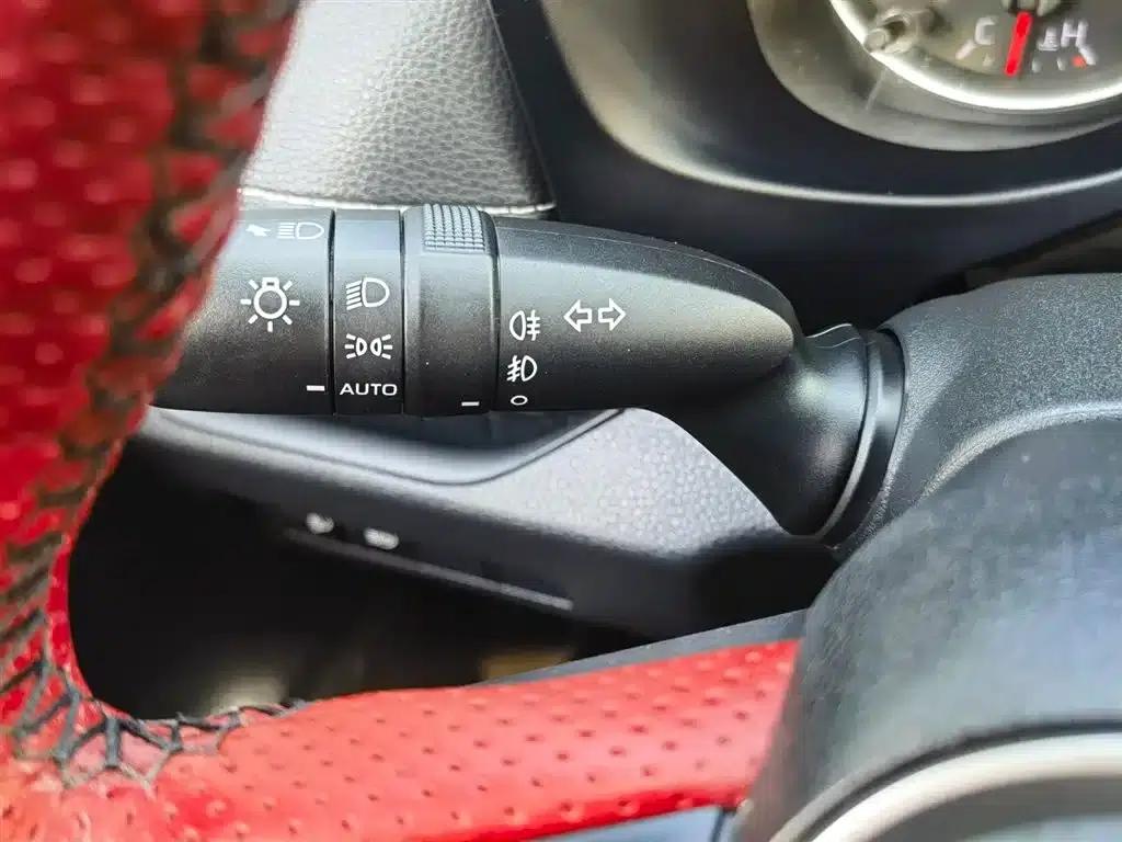 2022 Toyota RAV4 2.0L CVT 4WD Luxury Edition — миниатюра 18