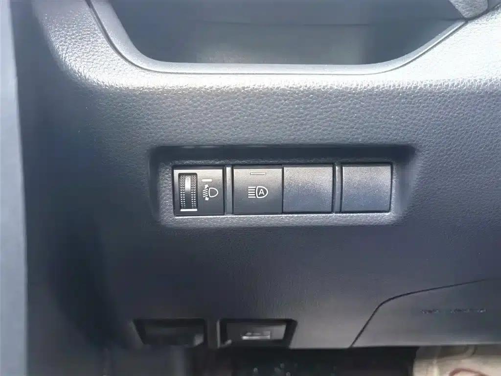 2022 Toyota RAV4 2.0L CVT 4WD Luxury Edition — миниатюра 22