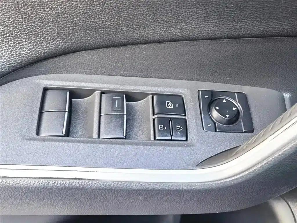 2022 Toyota RAV4 2.0L CVT 4WD Luxury Edition — миниатюра 23