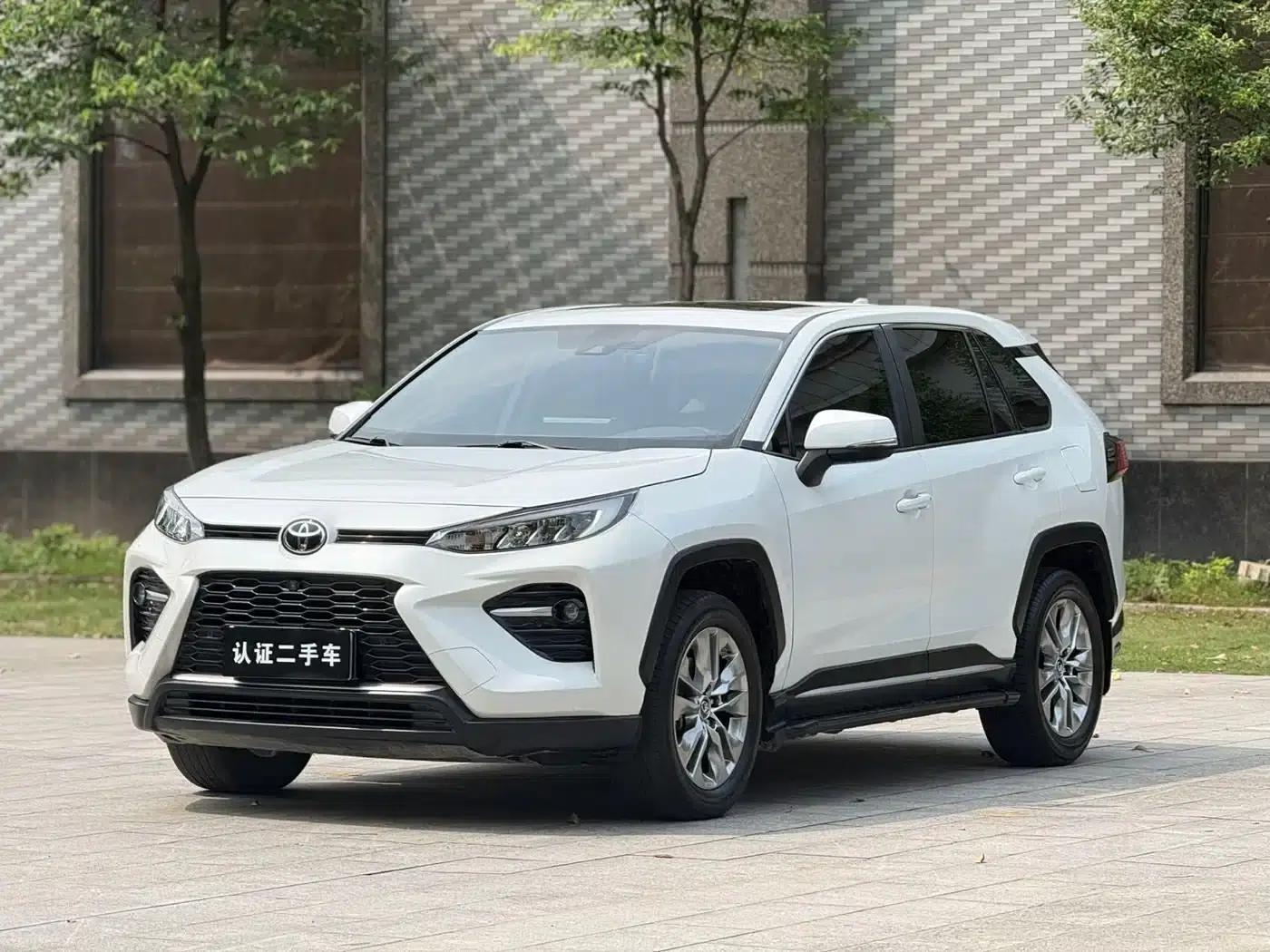 2022 Toyota RAV4 2.0L CVT 4WD Luxury PLUS Edition — миниатюра 1