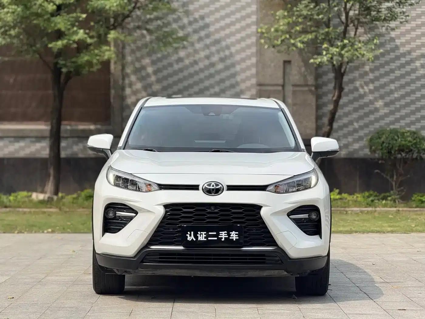 2022 Toyota RAV4 2.0L CVT 4WD Luxury PLUS Edition — миниатюра 2