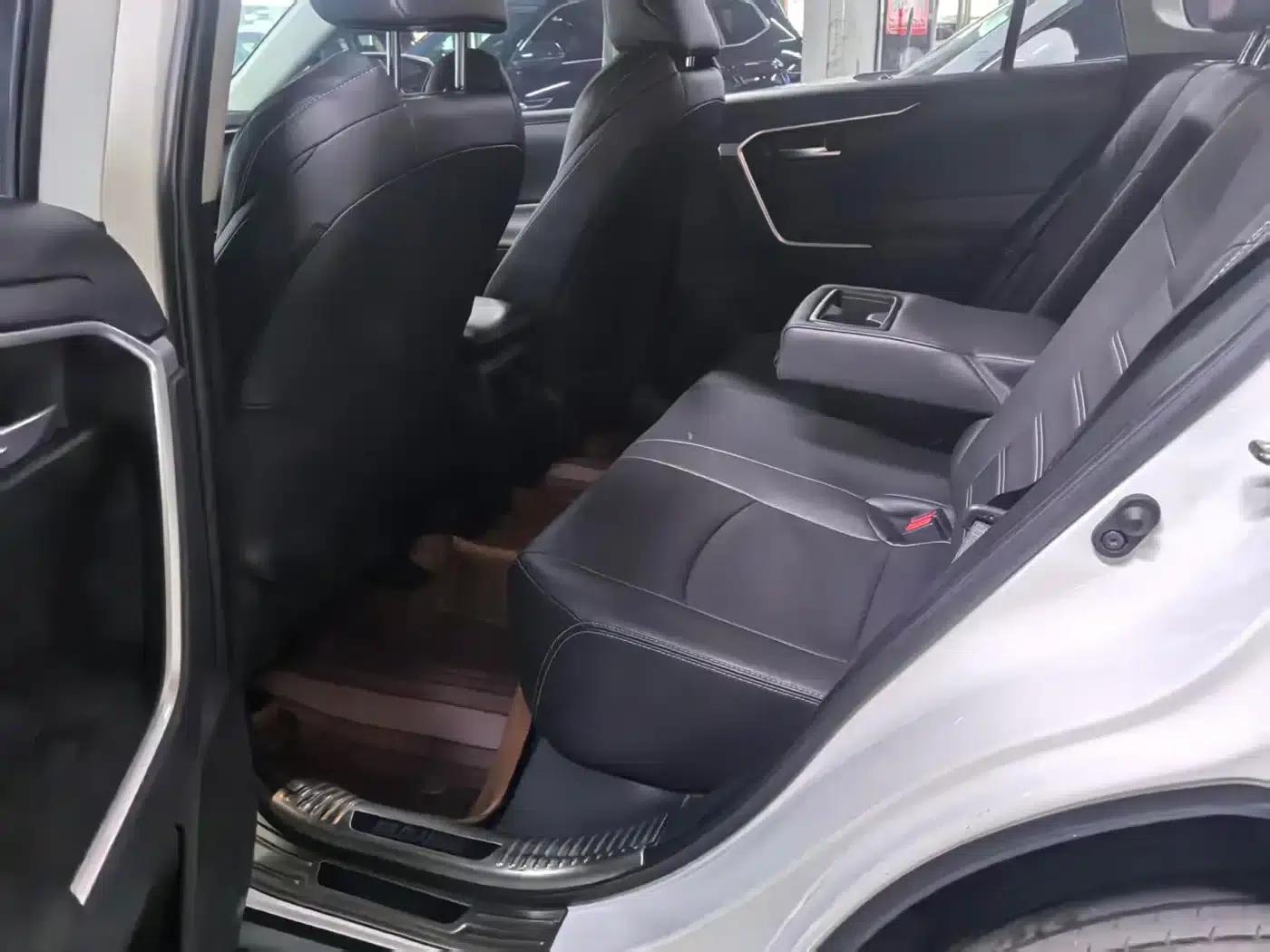 2020 Toyota RAV4 2.0L CVT 4WD Luxury Edition — миниатюра 12