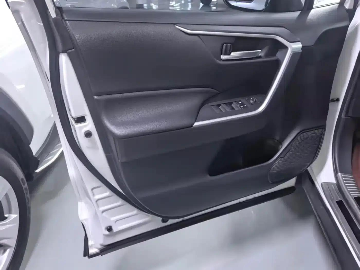 2020 Toyota RAV4 2.0L CVT 4WD Luxury Edition — миниатюра 9
