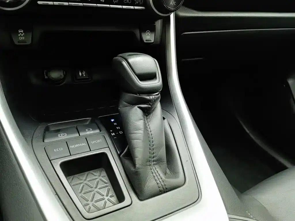2020 Toyota RAV4 2.0L CVT 2WD Luxury Edition — миниатюра 13