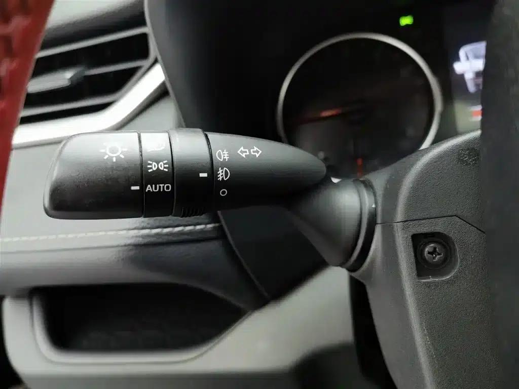 2020 Toyota RAV4 2.0L CVT 2WD Luxury Edition — миниатюра 21