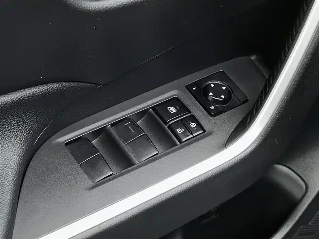 2020 Toyota RAV4 2.0L CVT 2WD Luxury Edition — миниатюра 9
