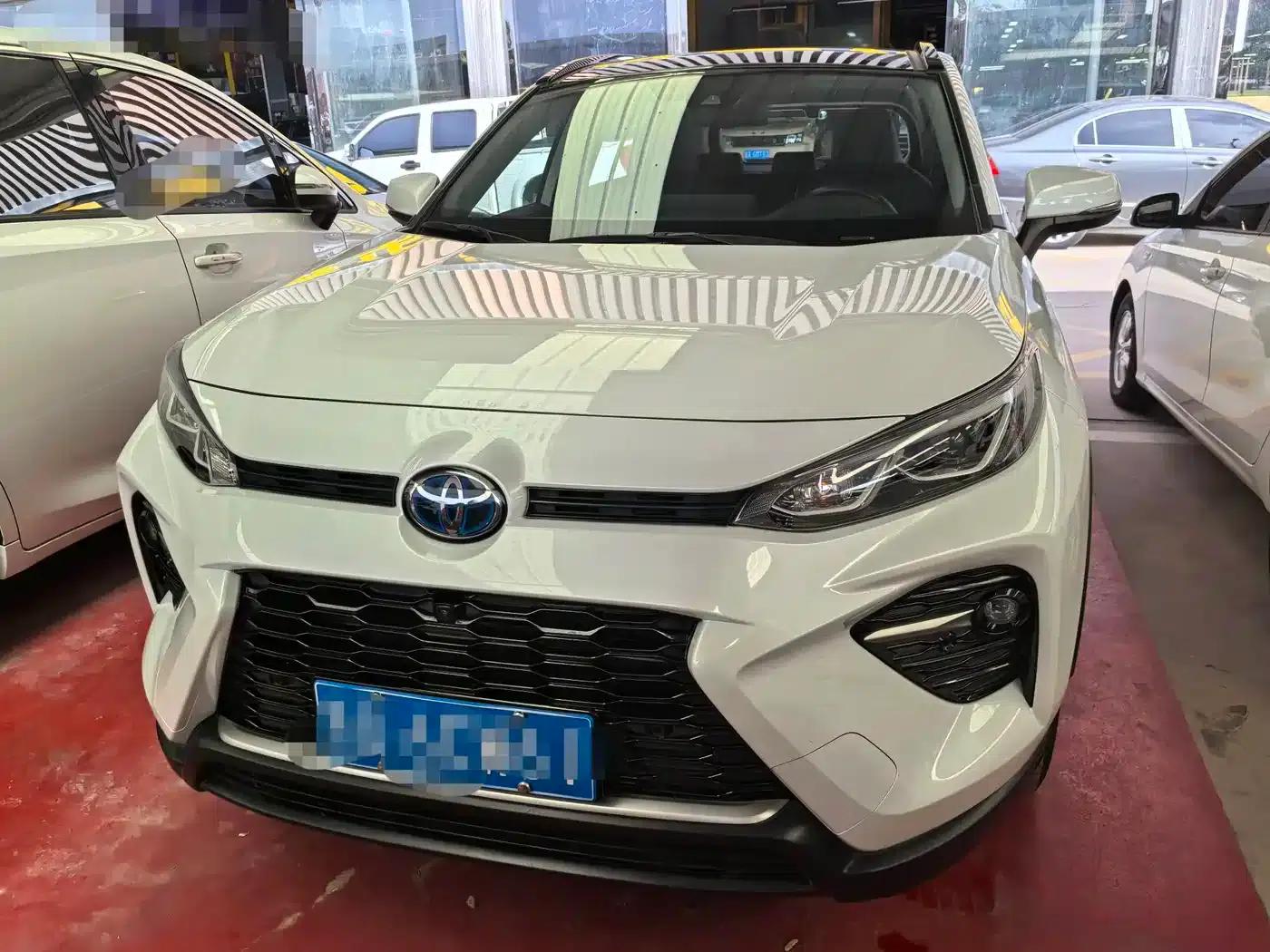 2023 Toyota RAV4 Hybrid 2.5L E-CVT 4WD Premium Edition — миниатюра 2