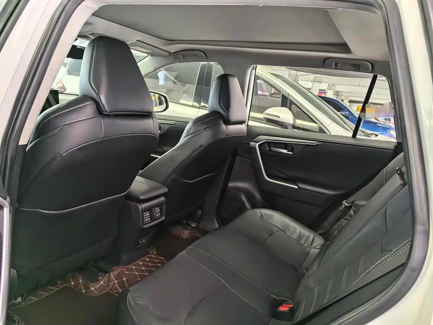 2023 Toyota RAV4 Hybrid 2.5L E-CVT 4WD Premium Edition — миниатюра 12