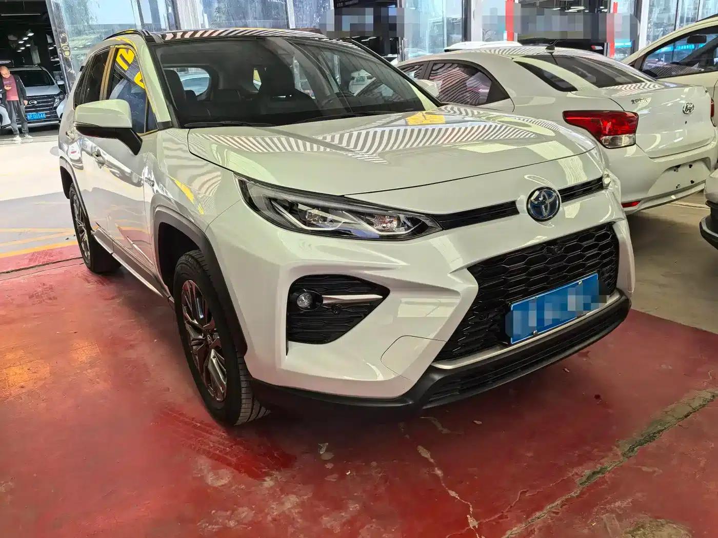 2023 Toyota RAV4 Hybrid 2.5L E-CVT 4WD Premium Edition — миниатюра 3