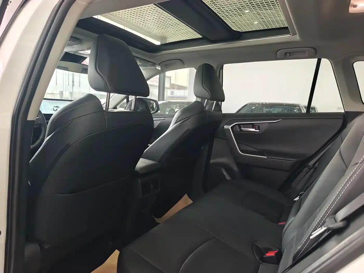 2023 Toyota RAV4 2.0L CVT 4WD Luxury PLUS Edition — миниатюра 13