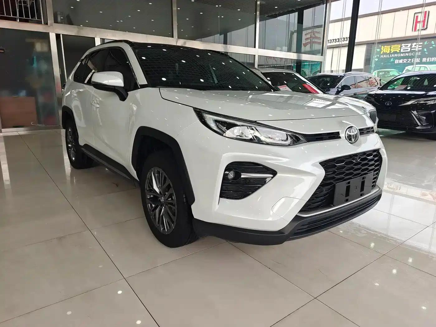 2023 Toyota RAV4 2.0L CVT 4WD Luxury PLUS Edition — миниатюра 3
