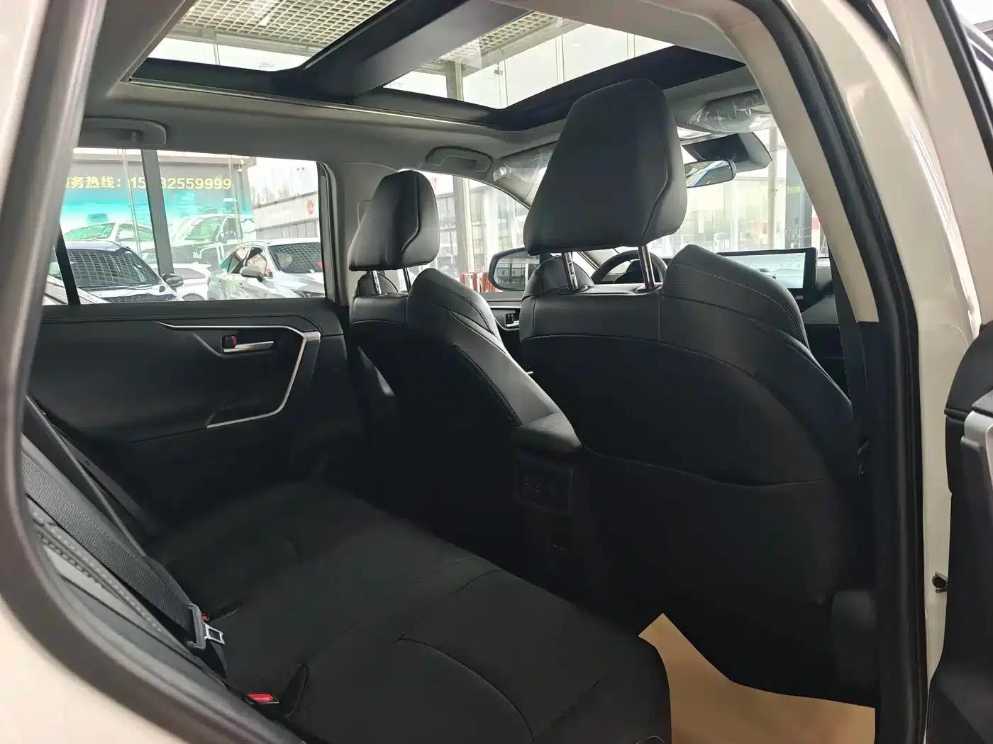 2023 Toyota RAV4 2.0L CVT 4WD Luxury PLUS Edition — миниатюра 10