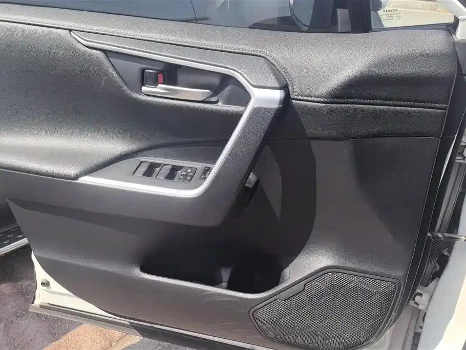 2021 Toyota RAV4 2.0L CVT 2WD Luxury Edition — миниатюра 7