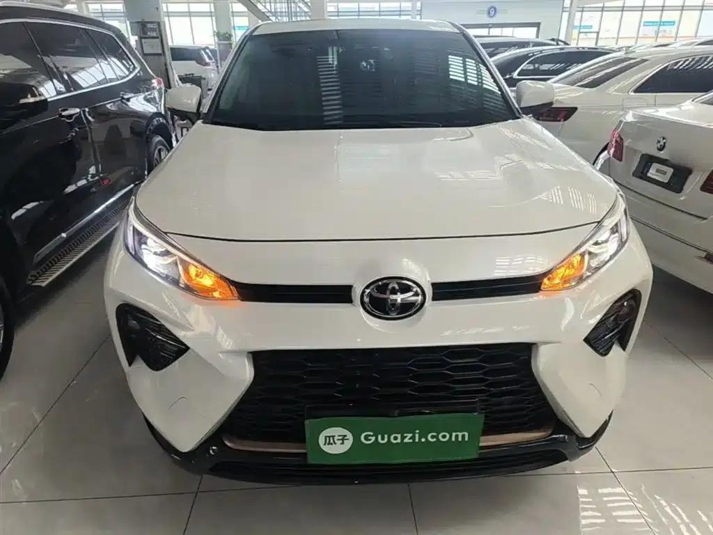 2024 Toyota RAV4 2.0L CVT 2WD Urban Edition — миниатюра 3