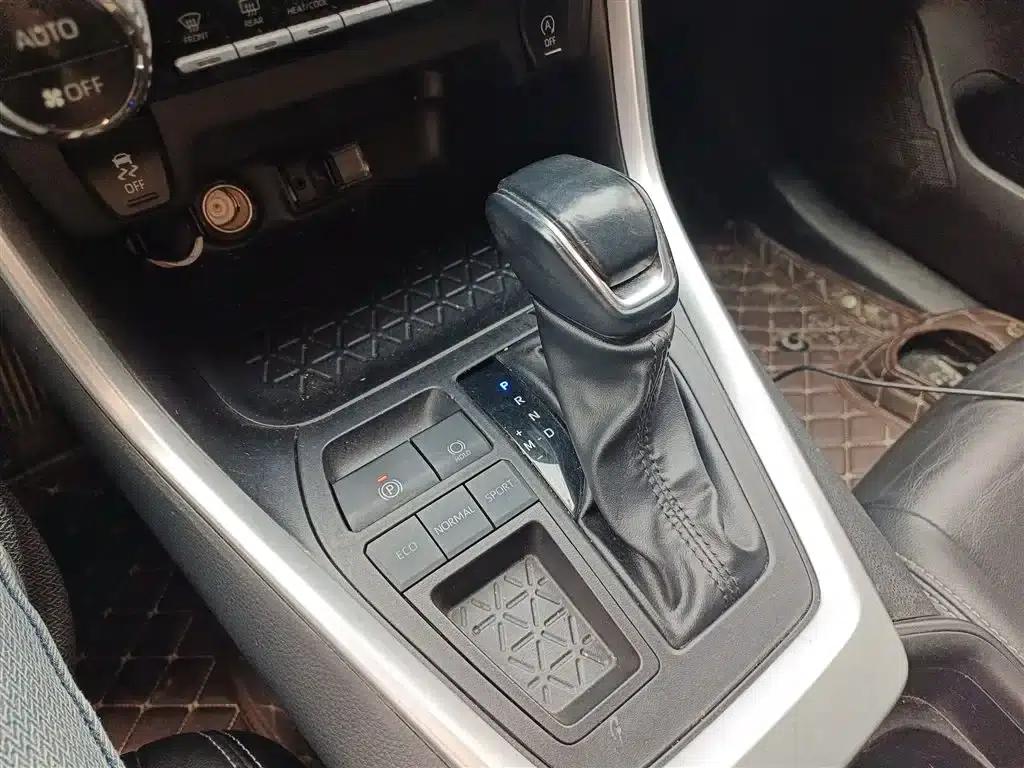 2022 Toyota RAV4 2.0L CVT 2WD Luxury Edition — миниатюра 9