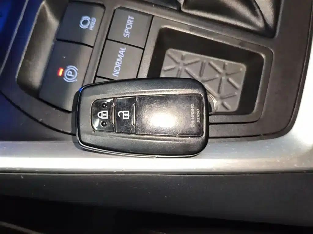 2022 Toyota RAV4 2.0L CVT 2WD Urban Edition — миниатюра 9
