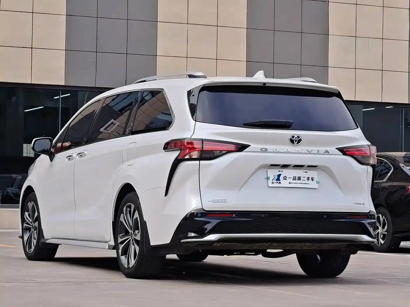 2023 Grevia 2.5L Hybrid Premium Plus Edition — миниатюра 4