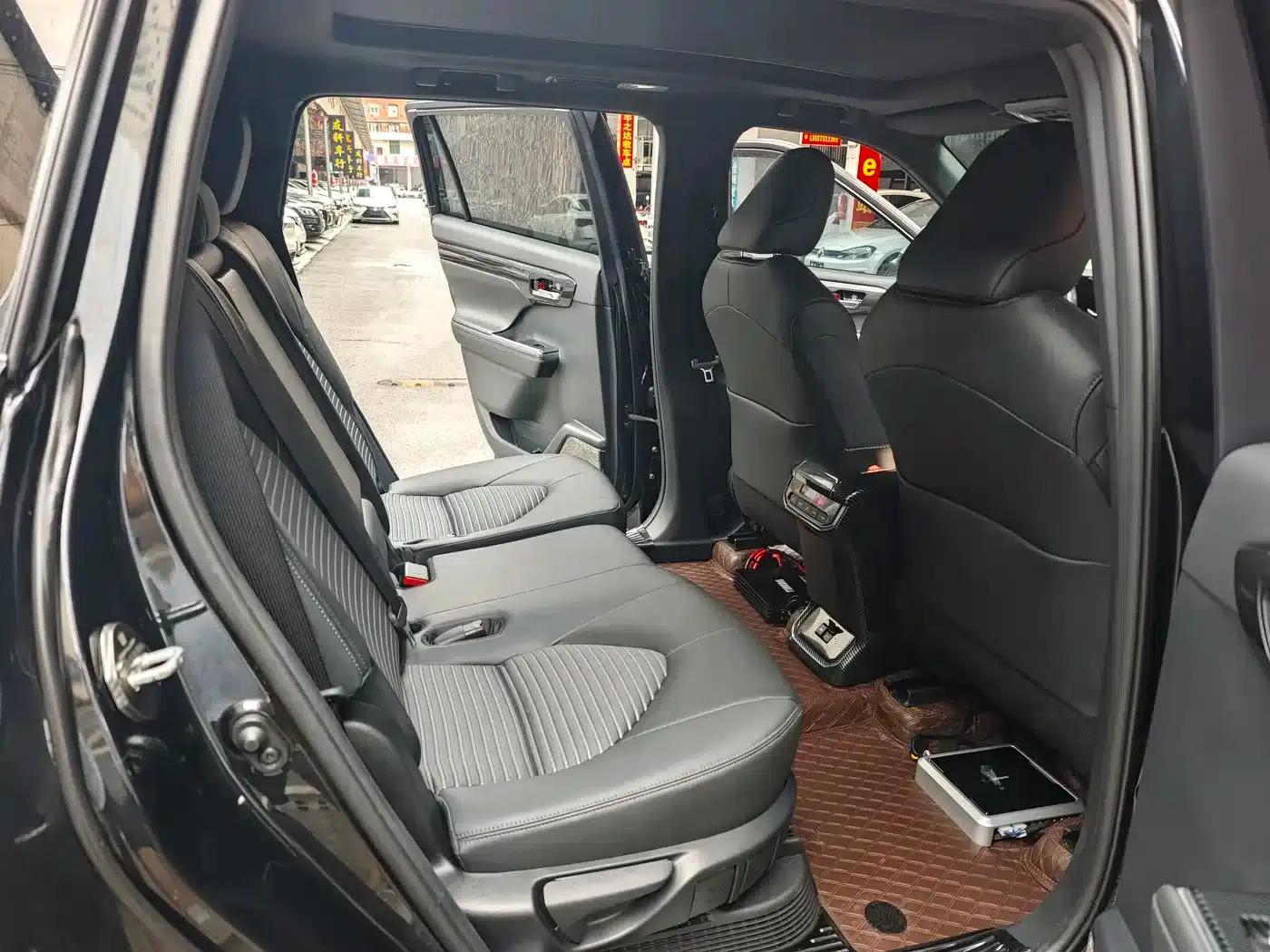 Crown Land Cruiser 2023 2.5L HEV 4WD Premium Edition — миниатюра 11