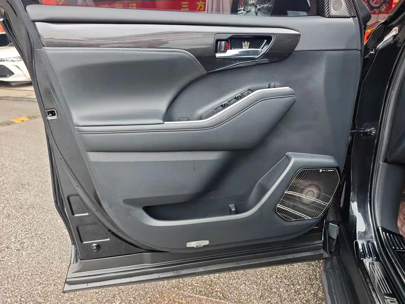 Crown Land Cruiser 2023 2.5L HEV 4WD Premium Edition — миниатюра 18